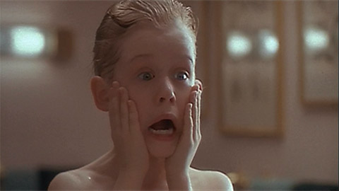 Kevin McCallister (Macaulay Culkin) v známej scéne z filmu Sám doma.